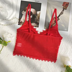 Detaillierte Ansicht des roten Spitzen-Camisoles mit floralem Besatz und verstellbaren Trägern.