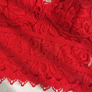 Rotes Spitzenbralette Detail, florales ausgehuelltes sexy Damen Unterwaesche Oberteil