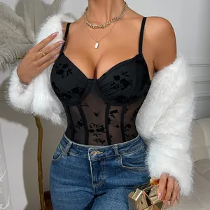 Sexy zwarte mesh bodysuit met flockbloemen, beugel korset, jeans en nepbontjas.