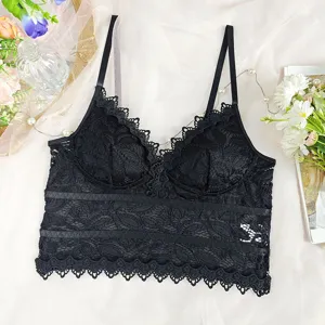 Nahaufnahme des eleganten schwarzen Spitzen-Cami mit filigranen Blumenborden und Trägern.