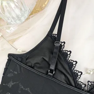 Schwarzes Spitzen-Camisole, Detailaufnahme der Träger, atmungsaktives Mesh, verstellbar.