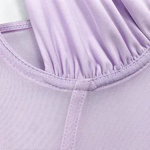 Nahaufnahme von violettem Mesh-Stoff mit feinen Falten und transparenten Texturdetails.