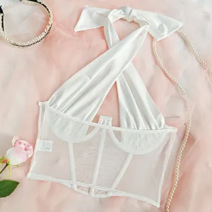 Λευκό διχτυωτό halter top με μπανέλα και κορσέ με μπανέλες για εντυπωσιακό στυλ.