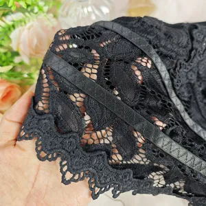 Detaillierte Ansicht der schwarzen Spitzen-Cami-Borte und elastischen Riemen für Damen.