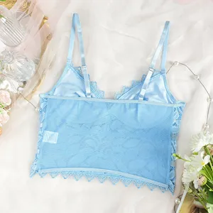 Detailansicht eines hellblauen Spitzen-Camisoles mit feiner Blumenborte und Trägern.