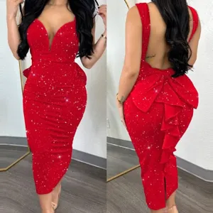 Superbe robe midi moulante rouge pailletée à col V profond, dos nu et grand noeud élégant.