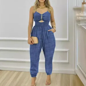 Elegante tuta smanicata effetto jeans con spalline a catena e pratiche tasche laterali sul davanti.
