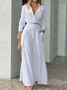 Ensemble deux pièces blanc pour femme chemise manches longues col V et pantalon cargo.