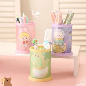 Süßer Cartoon-Stiftehalter-Detail mit multifunktionalem Schreibtisch-Organizer und Stiften.