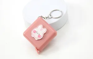 Mini cinta métrica rosa portátil con bonito conejito y llavero práctico para uso diario.