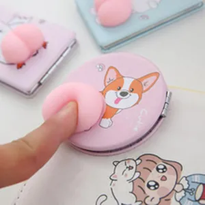 Lindo espejo de maquillaje de bolsillo plegable con suave diseño de dibujos animados 3D.