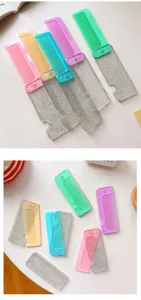 Detalles de primeros planos de peines plegables portátiles con fundas con purpurina.