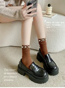 Koreanische Perlensocken passend zu schwarzen Plateau-Loafern für den Alltag modische Damenschuhe