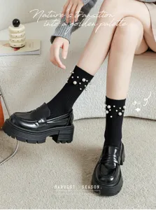 Chaussettes mi-hautes noires avec perles associées à des mocassins compensés, style japonais chic.