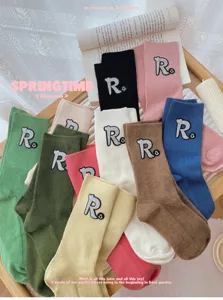 Bunte Mitteltubensocken mit Buchstaben-R-Aufnäher, modische Freizeitsocken im Ins-Stil für Damen