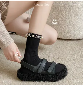 Schwarze Damen Socken mit Perlenbesatz, stilvolles und bequemes Design für den Alltag.