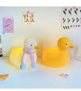 Dettaglio luce notturna anatra in silicone carina con lampada da comodino LED e arredo.