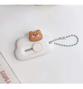 Mini cúter portátil y bonito en forma de nube con osito y cadena para abrir paquetes.