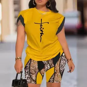 Ensemble deux pièces été femme t-shirt à manches courtes et short avec motif léopard.