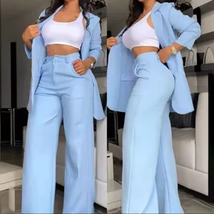 Traje de mujer azul claro con blazer de solapa, mangas con abertura y pantalón ancho.