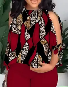 Primo piano del top geometrico da donna con spalle scoperte e pantaloni abbinati.