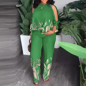 Completo verde da donna con top smanicato con perline e pantaloni lunghi stampati abbinati.