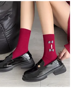 Sweet red ribbed mid-tube socks with plaid bows and pearls for autumn and winter.