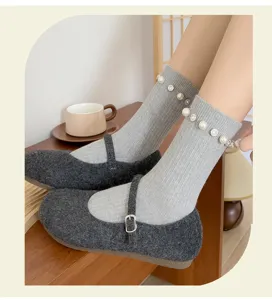Chaussettes mi-hautes grises pour femmes avec perles et strass élégants et chaussures.