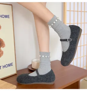 Vue détaillée de chaussettes mi-mollet côtelées grises avec délicats embellissements de perles.