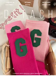Chaussettes mi-mollet style collège rose avec patch lettre G en cuir PU vert, design tendance et doux.