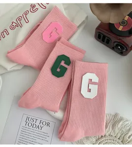 Chaussettes mi-hautes roses avec patch lettre G en cuir PU, style collège confortables