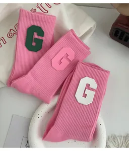 Chaussettes mi-mollet roses avec patch lettre G collégiale, style doux et cool confortables.