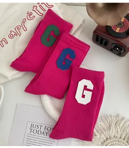 Chaussettes mi-hautes style collège rose avec patch lettre G cuir PU pour femme