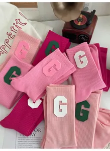 Chaussettes mi-mollet style preppy rose avec patchs lettre G en cuir PU, coupe confortable.