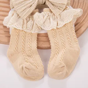 Set fascia lavorata a maglia e calzini con volant beige, accessorio neonato in trecce.