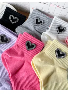 Chaussettes courtes d'été pour femmes en filet mince avec cœur en strass brillant.