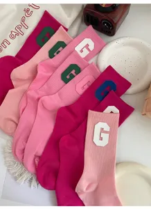 Chaussettes mi-hautes roses pour femmes, style collège mignon avec patch de lettre.