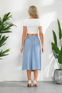 Gonna midi ad A a vita media casual da donna abbinata a top corto bianco per l'estate.