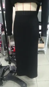 Schwarzes Rippstrick-Crop-Top und langer Rock im Set, Detailansicht des figurbetonten Outfits.