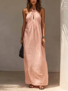 Detailansicht eines lässigen einfarbigen Leinen Halter Maxikleides für Damen im Sommer.