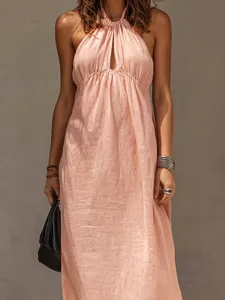 Detailansicht des eleganten, rosa Halfter-Leinen-Maxikleids mit raffiniertem gerafften Brustdesign.