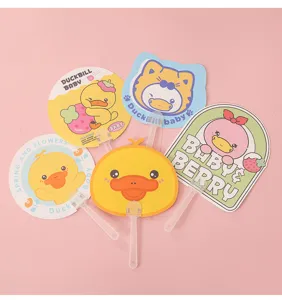Bonito abanico de mano de animales de dibujos animados con mango de plástico transparente.
