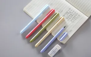 Set van pastelkleurige inktloze eeuwige potloden met notitieboek, ideaal om te schrijven.