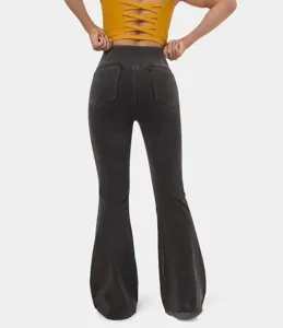 Vista posteriore jeans flare vita alta grigio scuro donna, pantaloni denim eleganti slim.