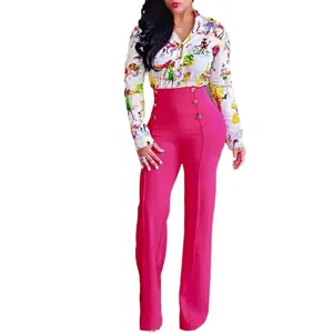 Elegante pantalón de campana de talle alto para mujer combinado con blusa estampada elegante.