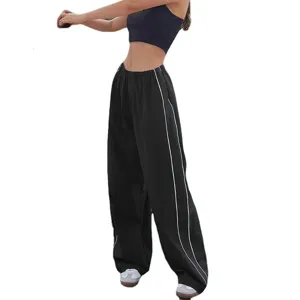 Gedetailleerd overzicht van casual dames broek met wijde pijpen in het zwart met witte strepen.