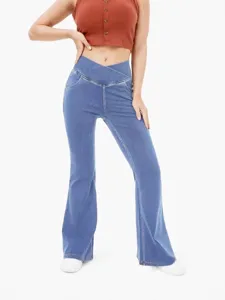 Jeans da donna a vita alta con incrocio in vita, pantaloni a zampa in denim alla moda.