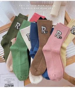 Modische gerippte Socken mit R-Buchstaben für Damen, bequeme und stilvolle Freizeitsocken.