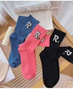 Stilvolle Damen Mittelsocken mit einzigartigem Buchstaben R Design für den kalten Herbst.
