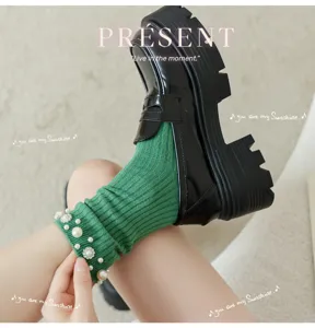 Grüne Wadensocken mit Perlendekoration im koreanischen Stil, kombiniert mit Plateau-Schuhen.